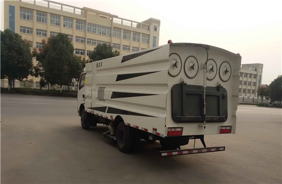 东风多利卡吸尘车