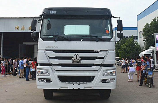重汽豪沃前四后八拖吊联体清障车
