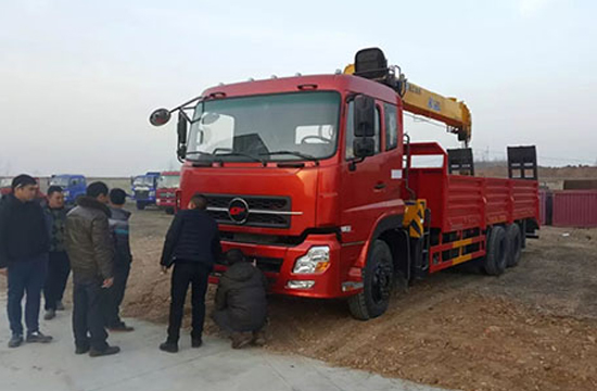 恒天后八轮随车起重运输车