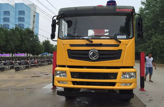 东风D70后八轮随车起重运输车