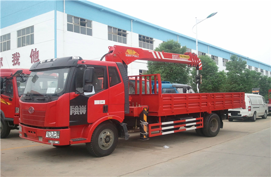 解放牌J6随车起重运输车
