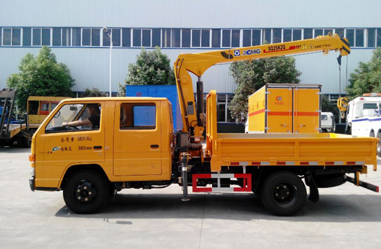 江铃双排随车起重运输车
