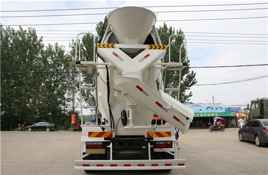 东风后八轮混凝土搅拌运输车