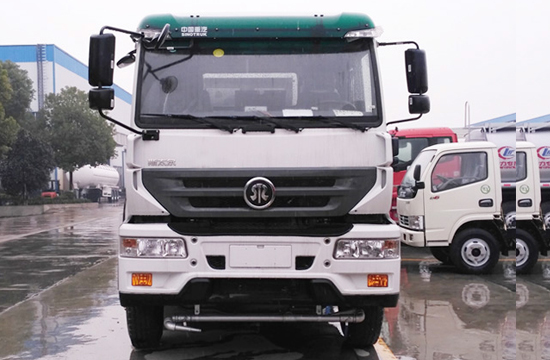 重汽后八轮抑尘车