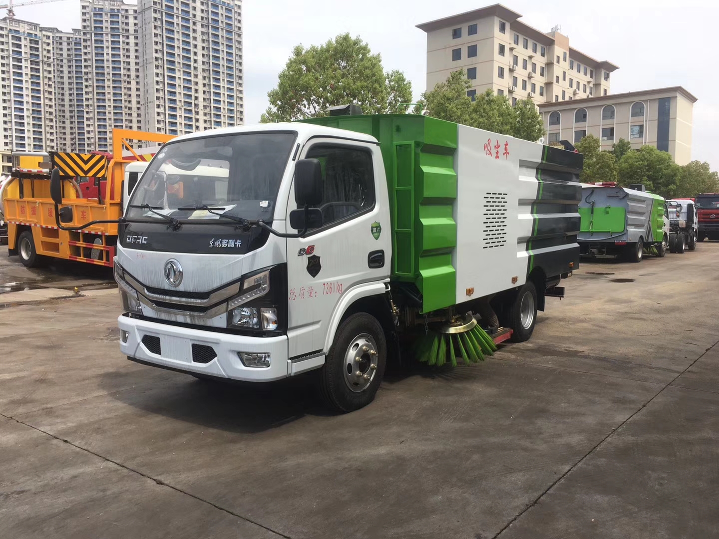 东风小多利卡吸尘车