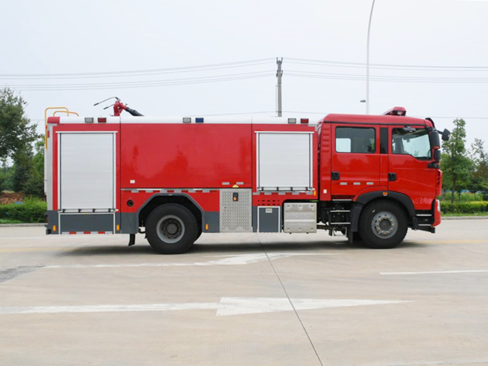 重汽豪沃8T水罐消防车