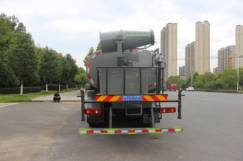 东风专底 22 方抑尘车