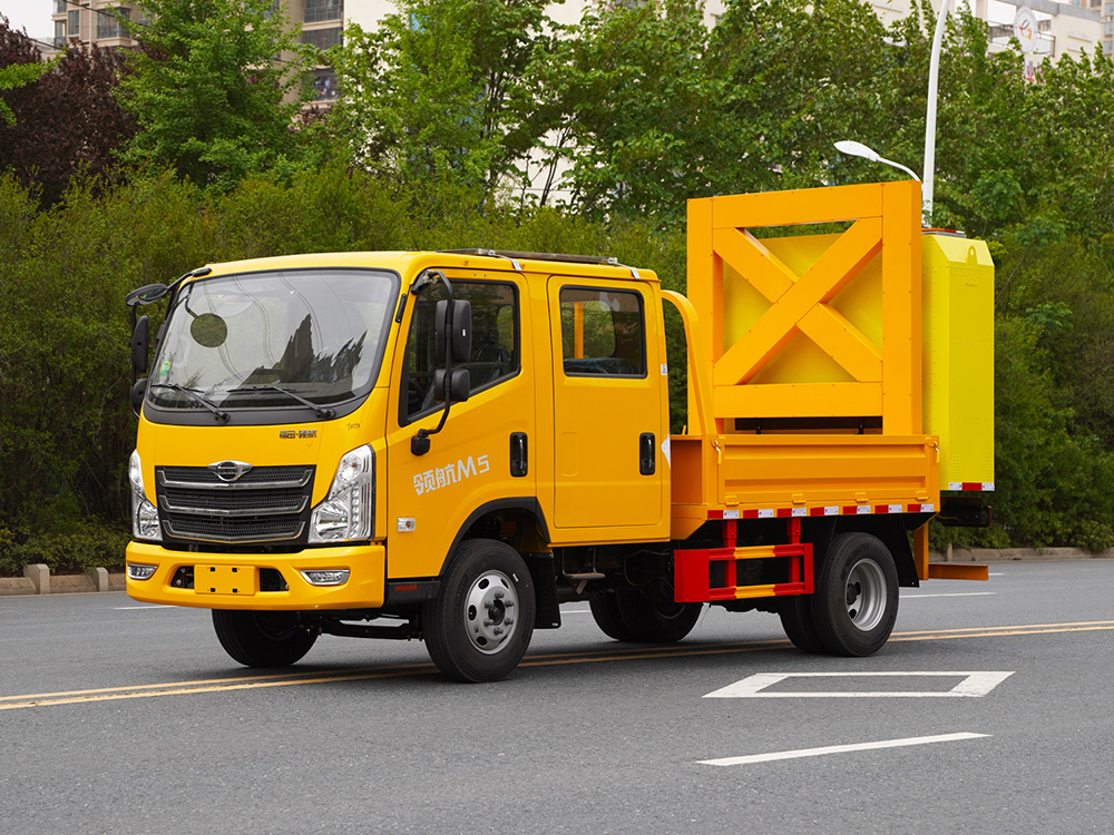 福田领航M5100KG 防撞缓冲车