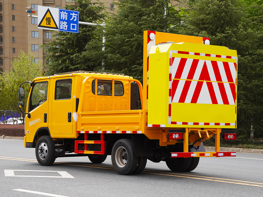 福田领航M5100KG 防撞缓冲车