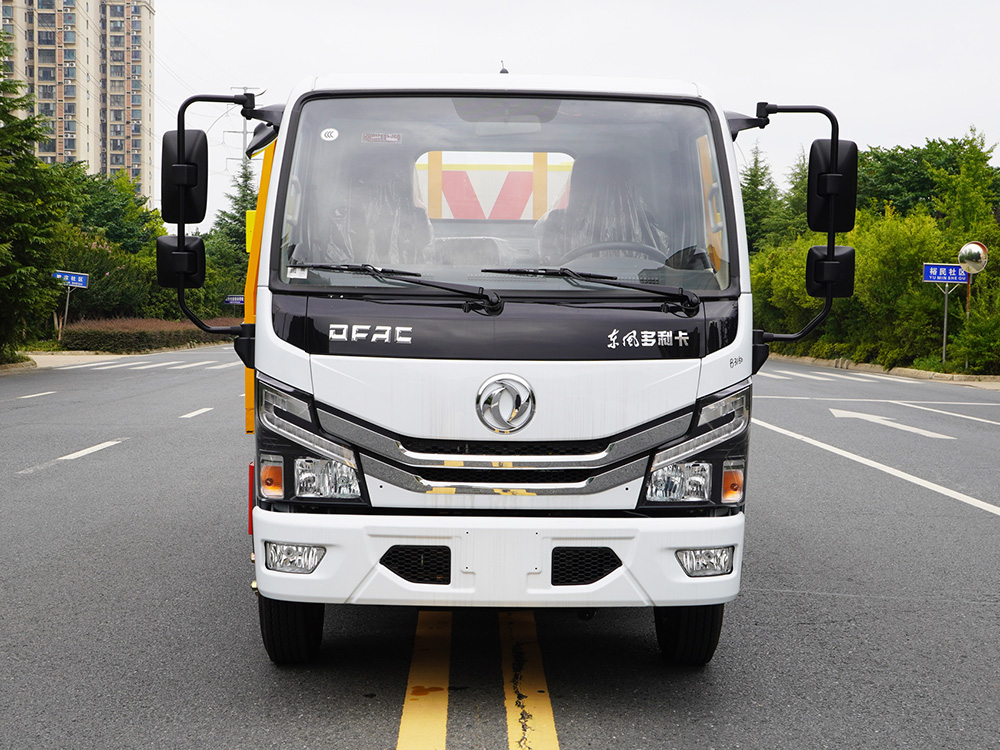 东风多利卡D6防撞缓冲车
