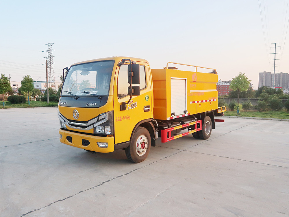 东风多利卡路面养护车