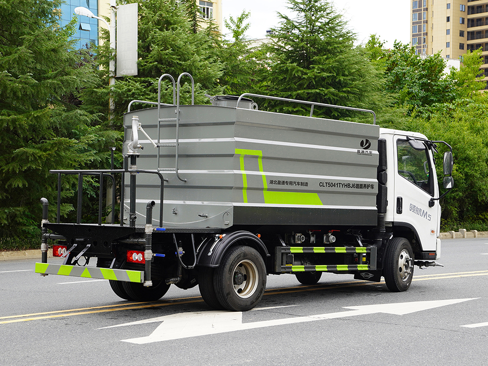 福田M5路面养护车
